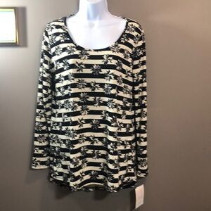 LulaRoe Lynnae Top NWT Medium